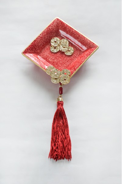 Διακοσμητικό 2026 Κεραμικό Δισκάκι Κόκκινο με Δεκάρες 