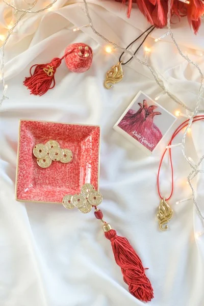 Διακοσμητικό 2026 Κεραμικό Δισκάκι Κόκκινο με Δεκάρες 