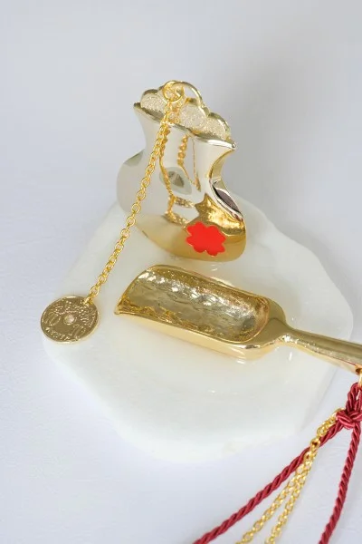 Γούρι 2026 Χρυσό Ρόδι με Σέσουλα