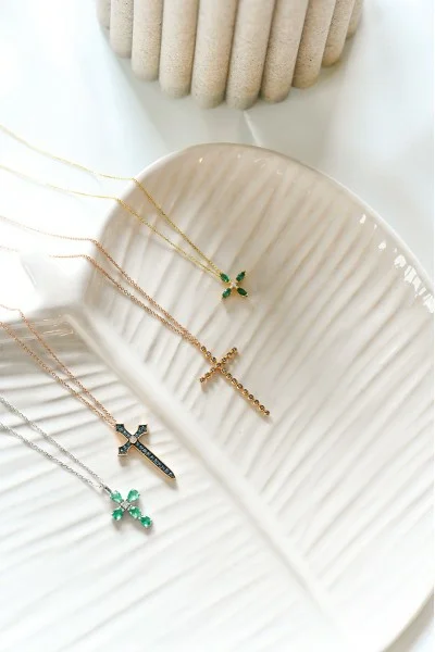 Κολιέ Χρυσό 18Κ Σταυρός Σμαράγδι Brillant 0.28CT