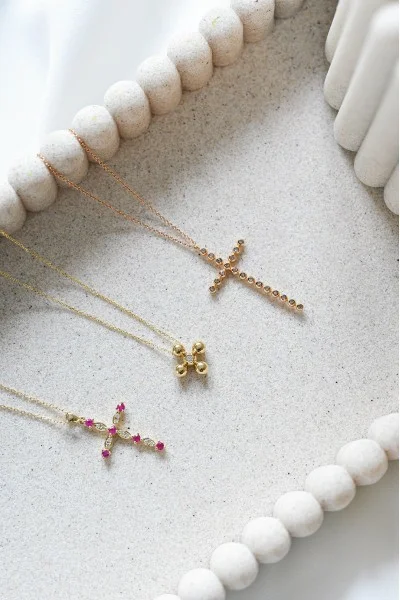 Σταυρός Κίτρινο Χρυσό 18Κ με Διαμάντια Brillant  και Ρουμπίνια 0.25Ct