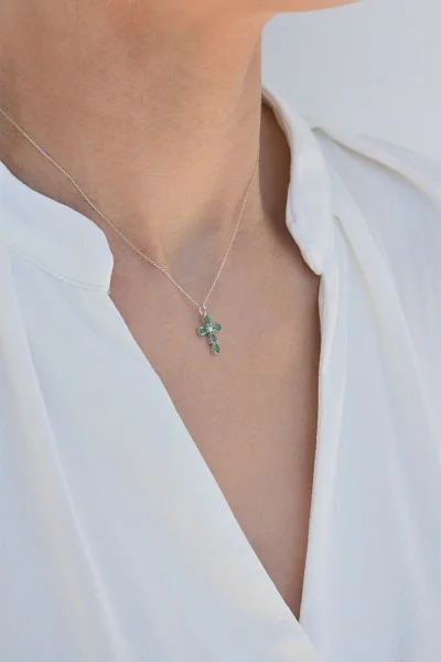 Σταυρός Λευκόχρυσο 18Κ με Διαμάντια Brillant  και Σμαράγδια 0.61Ct