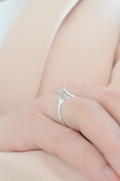 Μονόπετρο Λευκόχρυσο 18Κ Διαμάντι Φλόγα 0.18ct