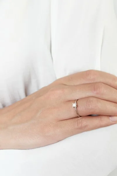 Μονόπετρο Λευκόχρυσο 18Κ Διαμάντι 0.19ct